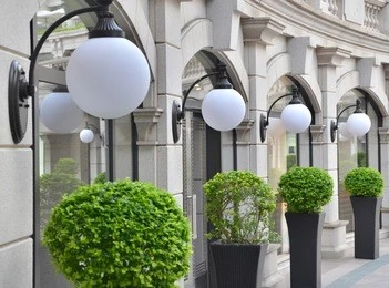 Lampada da parete da giardino moderna a LED per esterni Lampada da globo in PMMA da 150 mm con base nera trasparente per il giardino del magazzino dell'hotel Villar